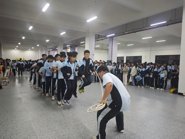 长绳飞旋砺壮志，少年