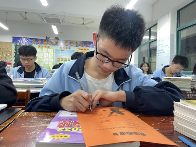 1676774804752468.jpg 放松心情 释放情绪 九年级开学考后心理解压活动318.jpg