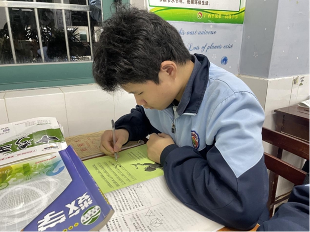 1676774836292483.jpg 放松心情 释放情绪 九年级开学考后心理解压活动321.jpg