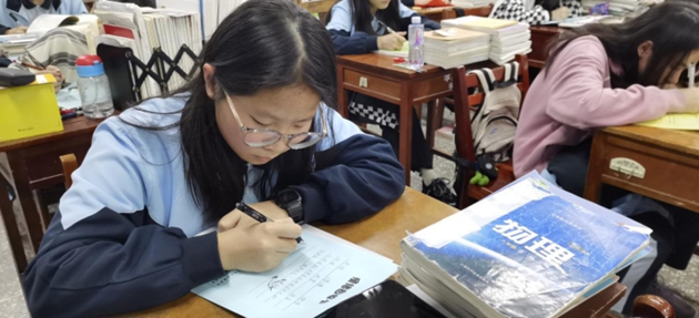 1676774845238461.jpg 放松心情 释放情绪 九年级开学考后心理解压活动322.jpg