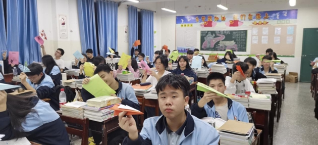 1676774861768276.jpg 放松心情 释放情绪 九年级开学考后心理解压活动325.jpg