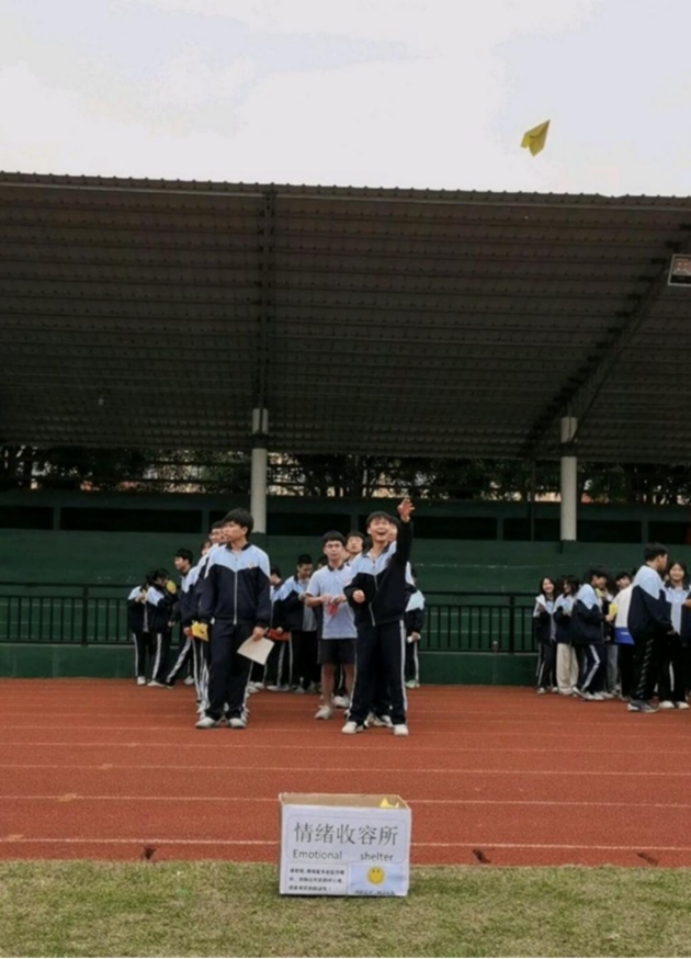 1676775330221560.jpg 放松心情 释放情绪 九年级开学考后心理解压活动441.jpg