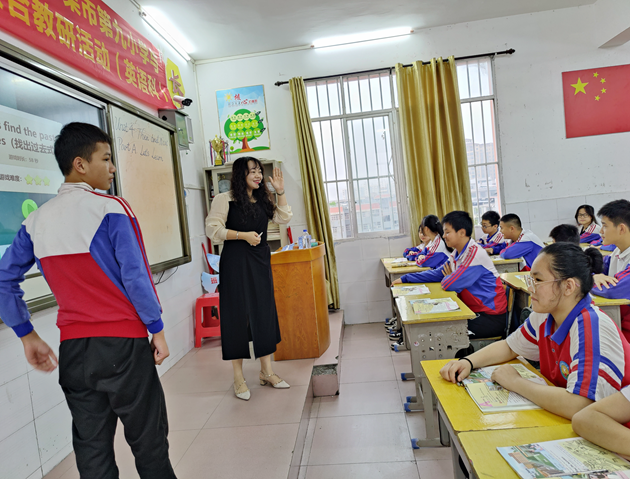 1681954646358405.png 18三中黄璐老师的英语课.png