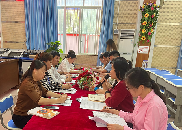 1681959142623567.png 6语文组评课现场.png